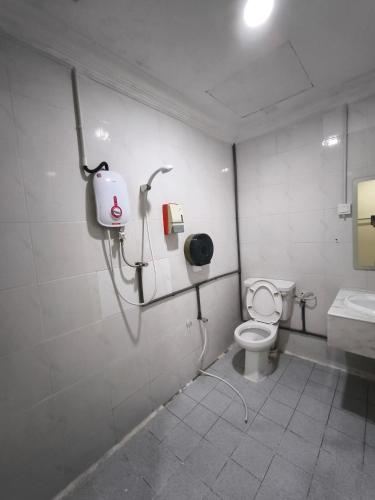 OYO 90895 Hotel Ikia - 화장실