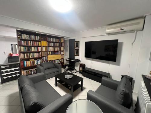 Artistic & cozy ! Just 5' to seaside, Ateny