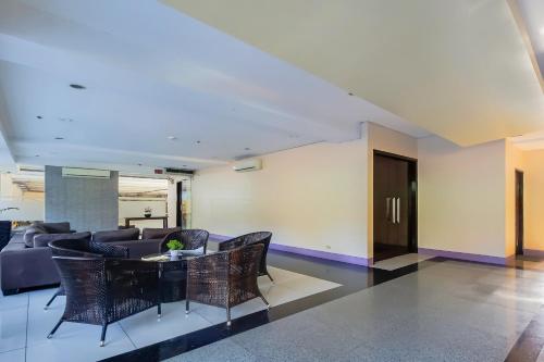 Lobby, Cote D' Azure in Las Pinas