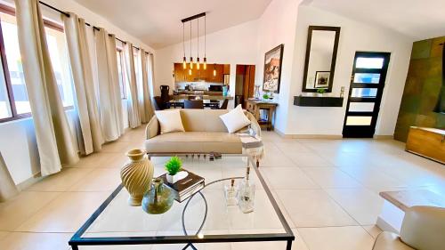 Modern 3-Bedroom Retreat in Ajijic - San Antonio- Walk to Everything Modern 3-Bedroom Retreat in Ajijic - San Antonio- Walk to Everything