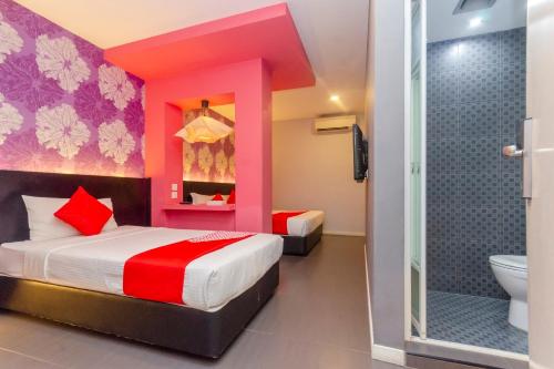 1 queen bed, 1 twin bed