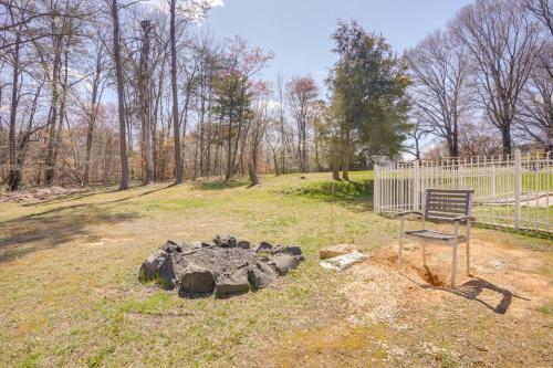 5 Mi to Dtwn Fredericksburg: Family Gem w/ Yard in Falmouth (VA)