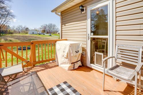 5 Mi to Dtwn Fredericksburg: Family Gem w/ Yard in Falmouth (VA)