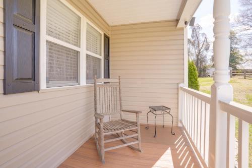 5 Mi to Dtwn Fredericksburg: Family Gem w/ Yard in Falmouth (VA)