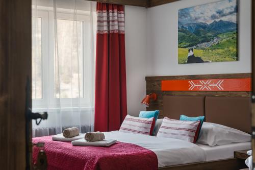 1 queen bed, 1 twin bed