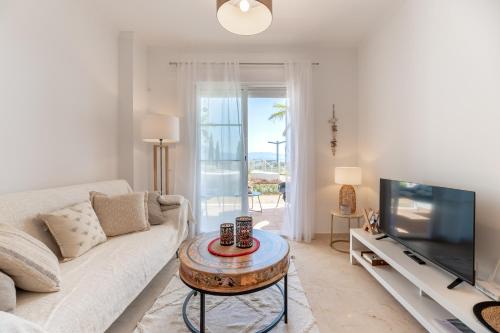 Oasis with terrace and sea view 2BR, garden & pool, Castillo de Sabinillas (Foto 4)