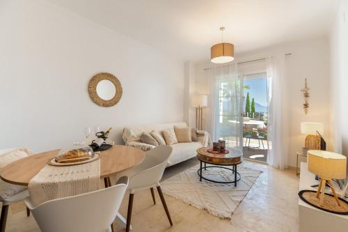 Oasis with terrace and sea view 2BR, garden & pool, Castillo de Sabinillas (Foto 5)
