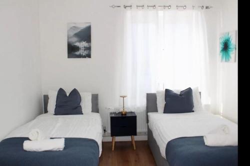 Modern 2 bed room Near Vauxhall, Bright & Well-Connected, London