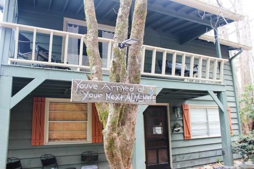 THE LEGEND OF ASKA- Blue Ridge Cabin, River & Mtn views, Hot Tub, Game room in Blue Ridge, USA