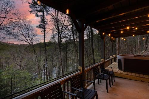 THE LEGEND OF ASKA- Blue Ridge Cabin, River & Mtn views, Hot Tub, Game room in Blue Ridge, USA