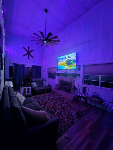THE LEGEND OF ASKA- Blue Ridge Cabin, River & Mtn views, Hot Tub, Game room in Blue Ridge, USA
