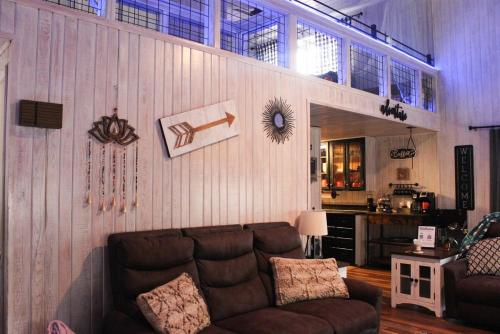 THE LEGEND OF ASKA- Blue Ridge Cabin, River & Mtn views, Hot Tub, Game room in Blue Ridge, USA