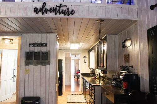 THE LEGEND OF ASKA- Blue Ridge Cabin, River & Mtn views, Hot Tub, Game room in Blue Ridge, USA
