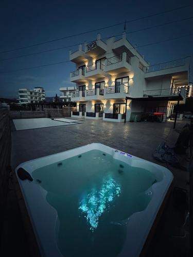 Deluxe Triple Room with Pool View image 4