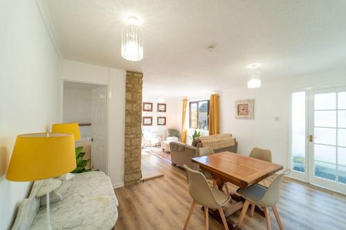 Bumble Bee Bungalow Serviced Accommodation in Newland