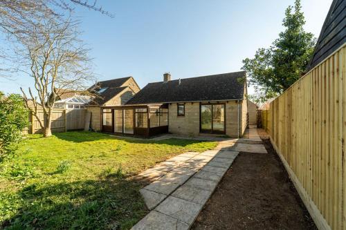 Bumble Bee Bungalow Serviced Accommodation in Newland