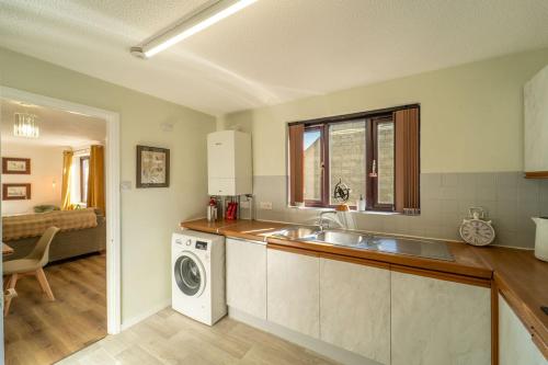 Bumble Bee Bungalow Serviced Accommodation in Newland