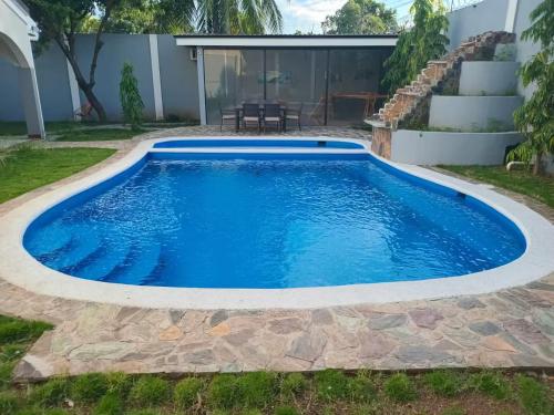Casa Familiar con Piscina y Aire Acondicionado Concepción Batres (Casa Familiar con Piscina y Aire Acondicionado Concepcion Batres) in Jucuaran
