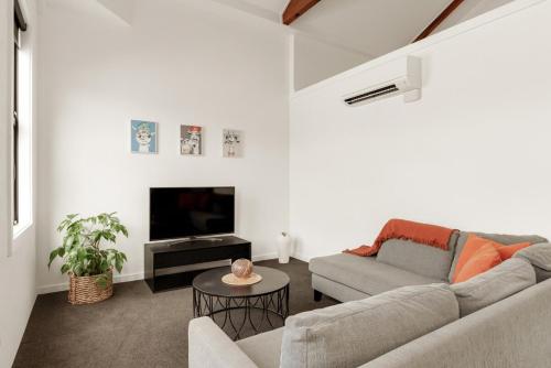 . NEW - Middle of CBD Fresh 1BR Apt!