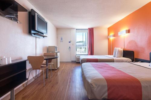 Motel 6-Newnan GA - image 11