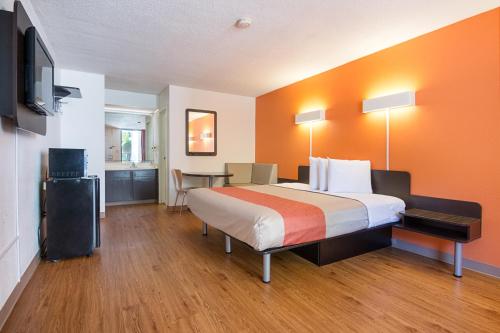 Motel 6-Newnan GA - image 7