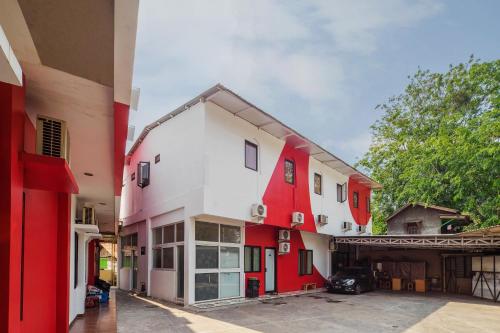 Entrance, Hotel O Idola Residence in Kebon Jeruk