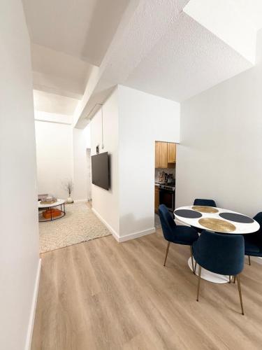 GREAT APT 2 BED ROOM GREAT LOCATION nye, New York (photo 2)