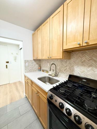 GREAT APT 2 BED ROOM GREAT LOCATION nye, New York (photo 7)