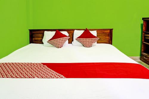Hotel O Family Blitar - Tap to explore photos