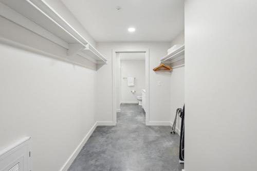 One-Bedroom Apartment image 9