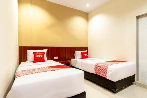 Standard Twin Room image 3