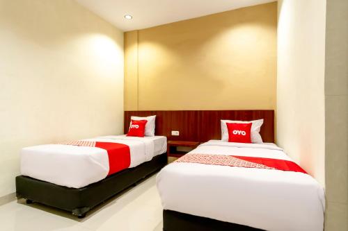 Standard Twin Room image 5