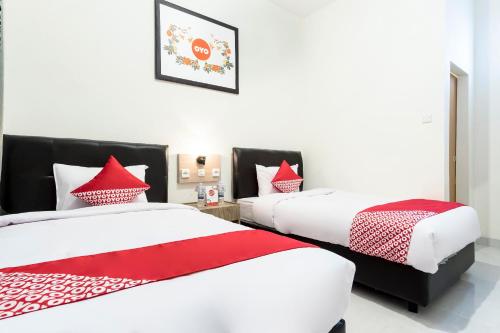 Standard Twin Room image 2