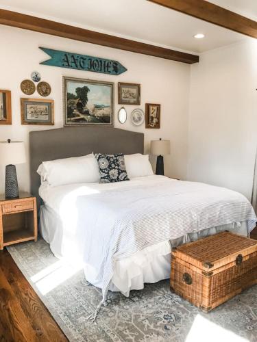 Charming Cottage w KING Bed 1m To Downtown - image 9