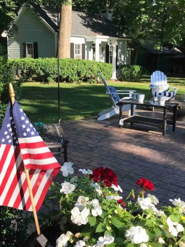 Charming Cottage w KING Bed 1m To Downtown - image 10