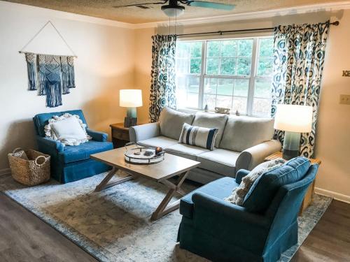 . Cute Bleu Bison House -Sleeps 8 1 Block From HU