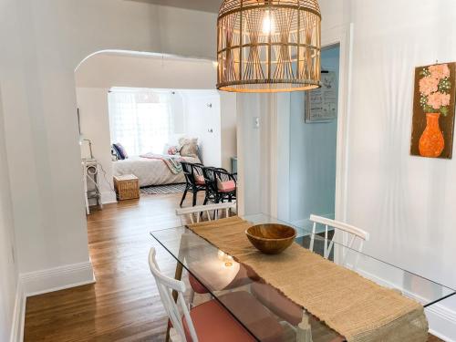 Adorable 1BR Apt. w KING bed 1 m. to square