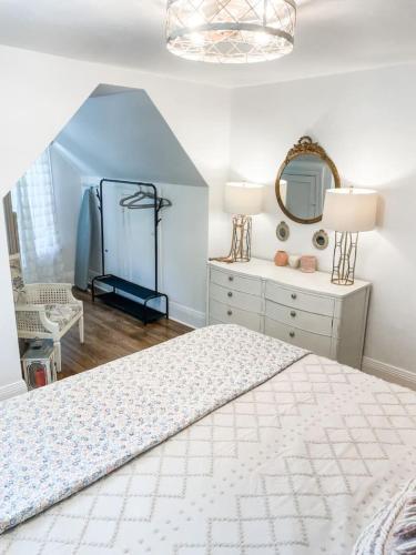 Adorable 1BR Apt. w KING bed 1 m. to square - image 2