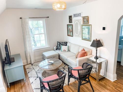 Adorable 1BR Apt. w KING bed 1 m. to square - main image