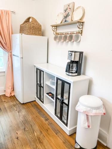 Adorable 1BR Apt. w KING bed 1 m. to square - image 6