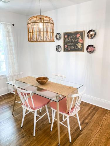 Adorable 1BR Apt. w KING bed 1 m. to square - image 3