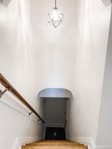 Adorable 1BR Apt. w KING bed 1 m. to square