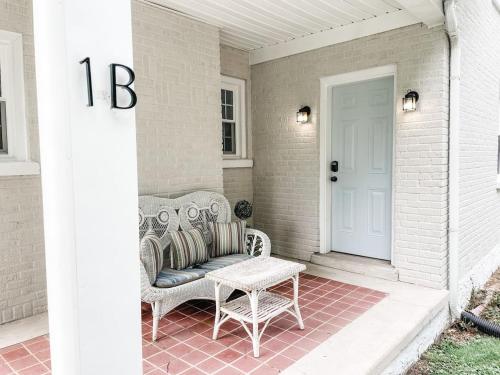 Adorable 1BR Apt. w KING bed 1 m. to square