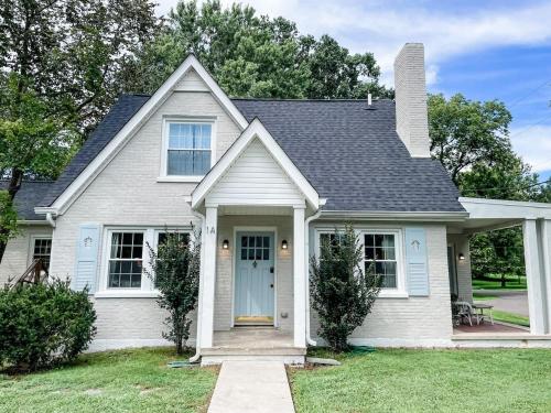 Adorable 1BR Apt. w KING bed 1 m. to square