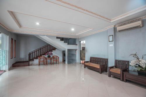 Lobby, Super OYO 686 Bunga Karang Hotel in Bekasi