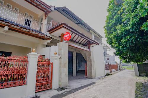 Entrance, Hotel O Kenari House Syariah in Ngaglik