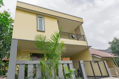 Oyo Life 2216 Griya Jakasetia — hotel in M4, Jl. Villa Jakasetia Utara, Jaka Setia, Kec. Bekasi Sel., Kota Bekasi, Bekasi, Bekasi ID, 17147