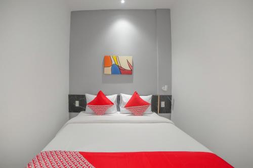 Standard Double Room room in Capital O 90447 Kardopa Hotel Megapark