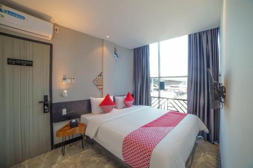 Deluxe Double Room room in Capital O 90447 Kardopa Hotel Megapark