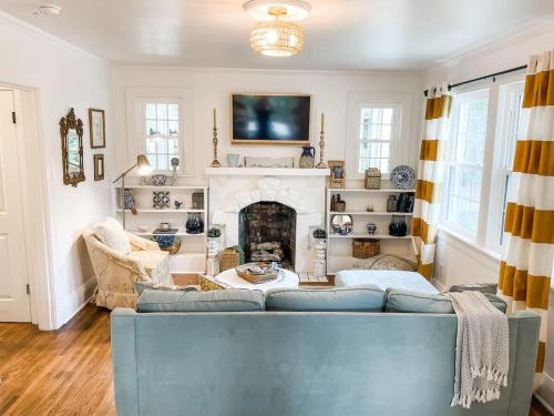 Cozy 2BR Apt w KING in historic dist. 1mi to sq.